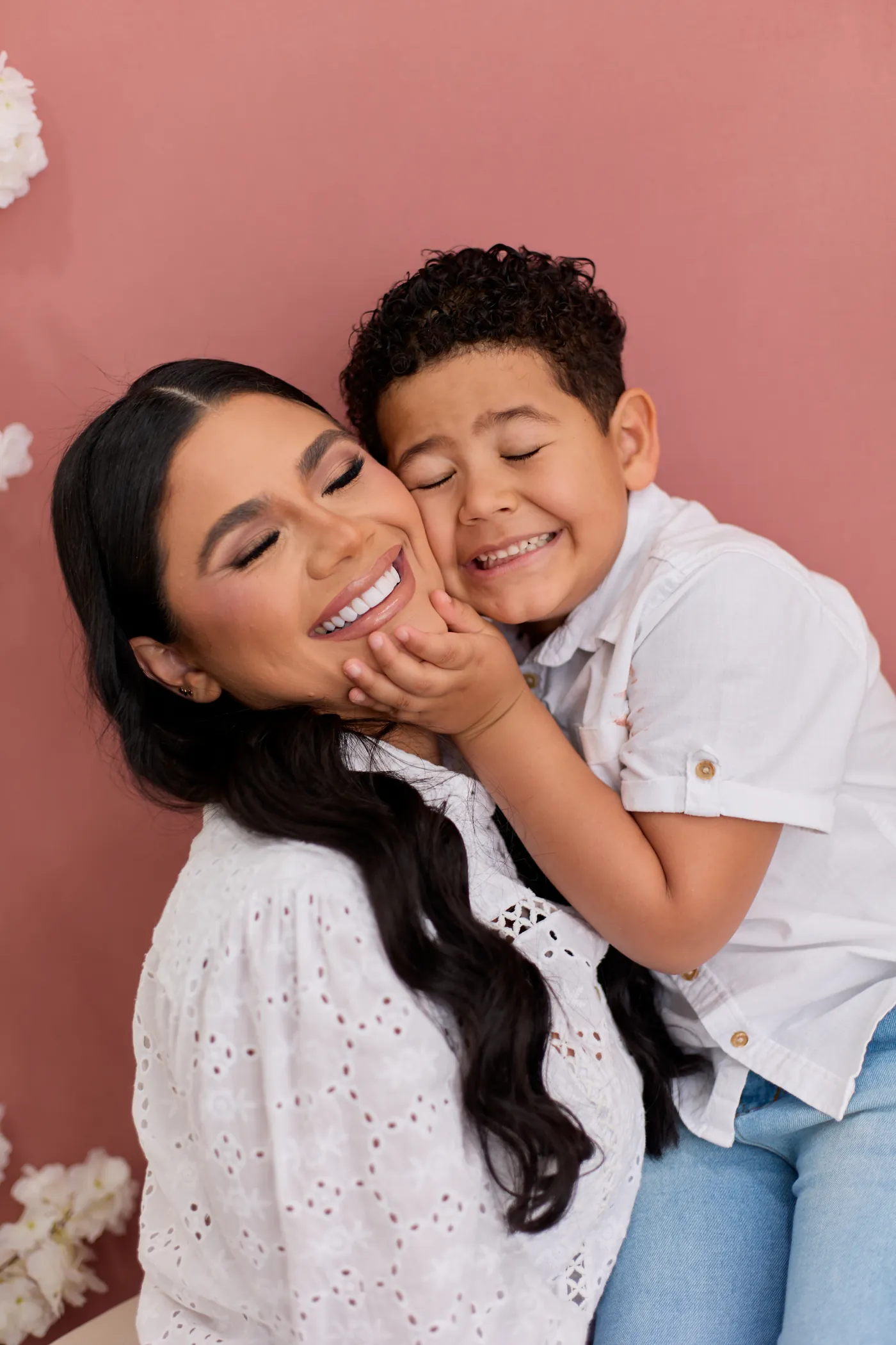 Mãe abraçando o filho, ambos sorrindo